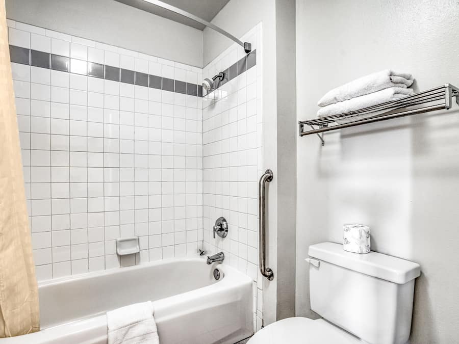 Chambre, 1 très grand lit, accessible aux personnes à mobilité réduite | Salle de bain | Articles de toilette gratuits, sèche-cheveux, serviettes fournies