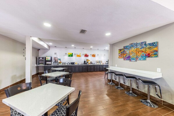 فطور أوروبي مجانًا يوميًا