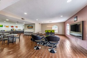 Relax in a stylish space with a large kitchen, dining area, and comfortable seating.