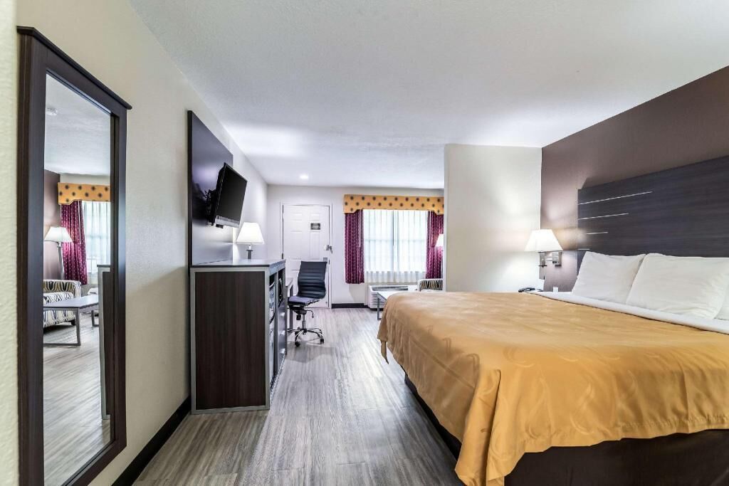 Desk, iron/ironing board, free cribs/infant beds, free WiFi
