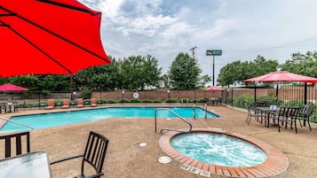 Kolam renang outdoor, dengan payung kolam renang