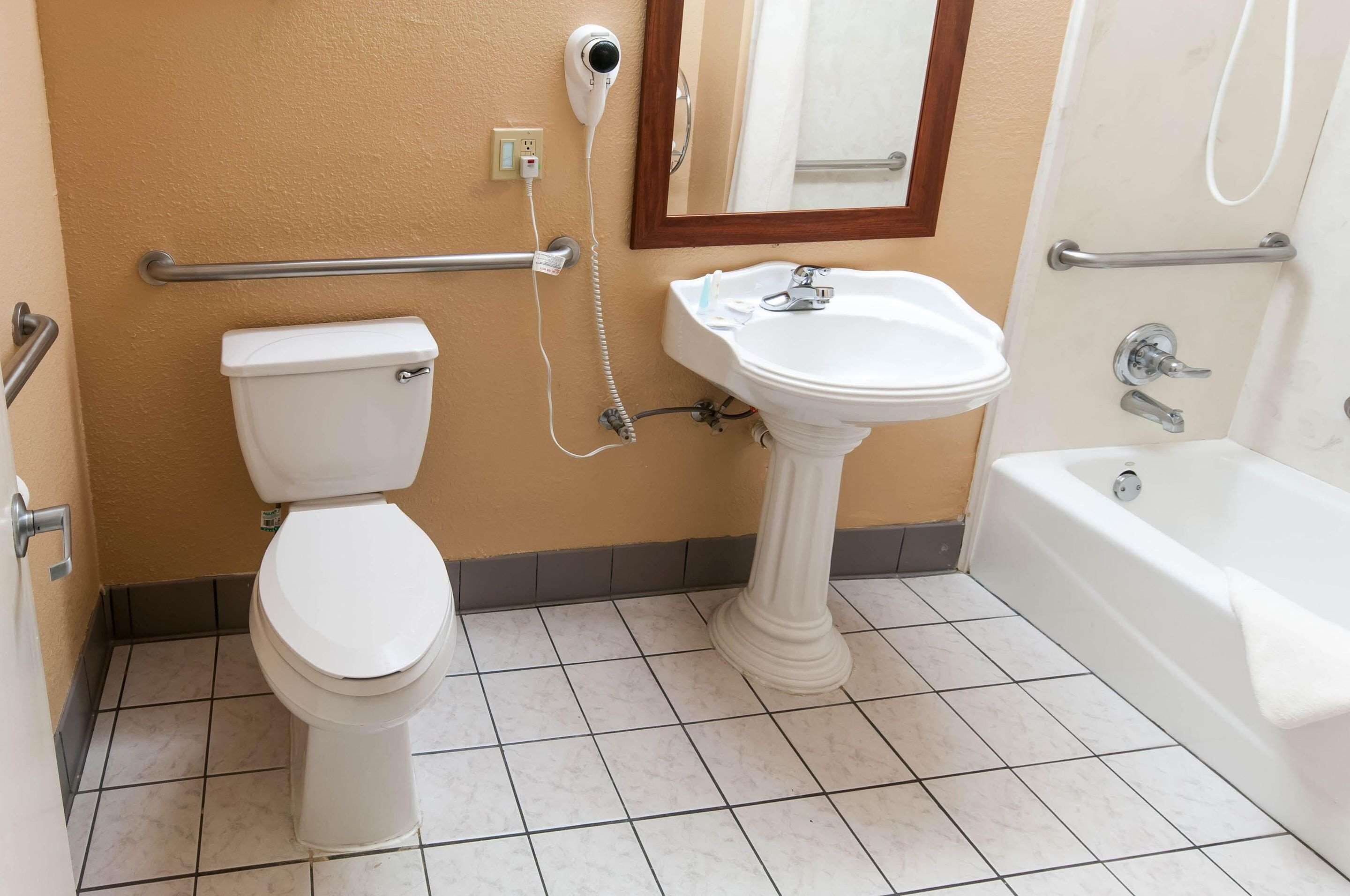 combined shower/bathtub, hair dryer, towels