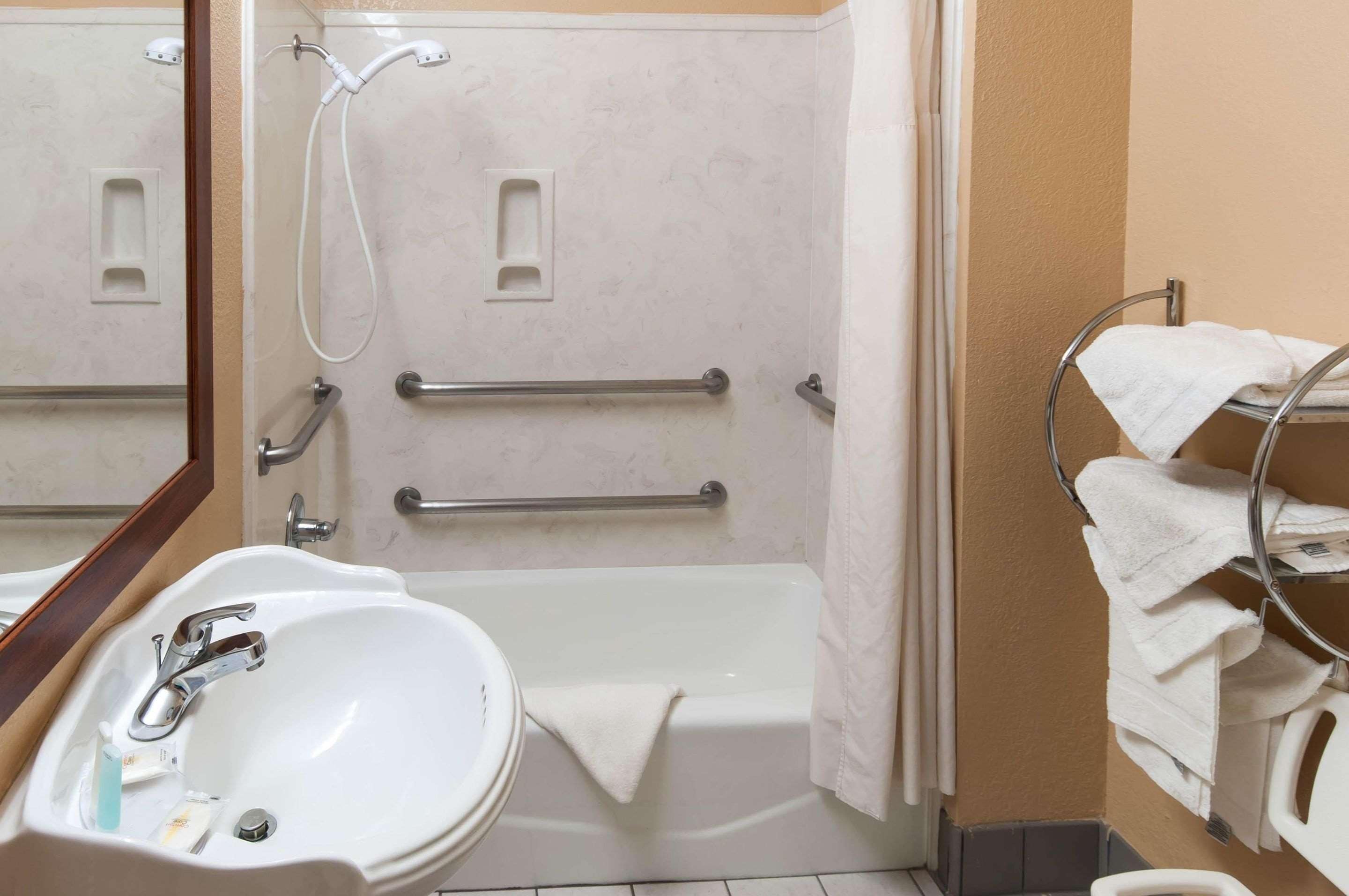 combined shower/bathtub, hair dryer, towels