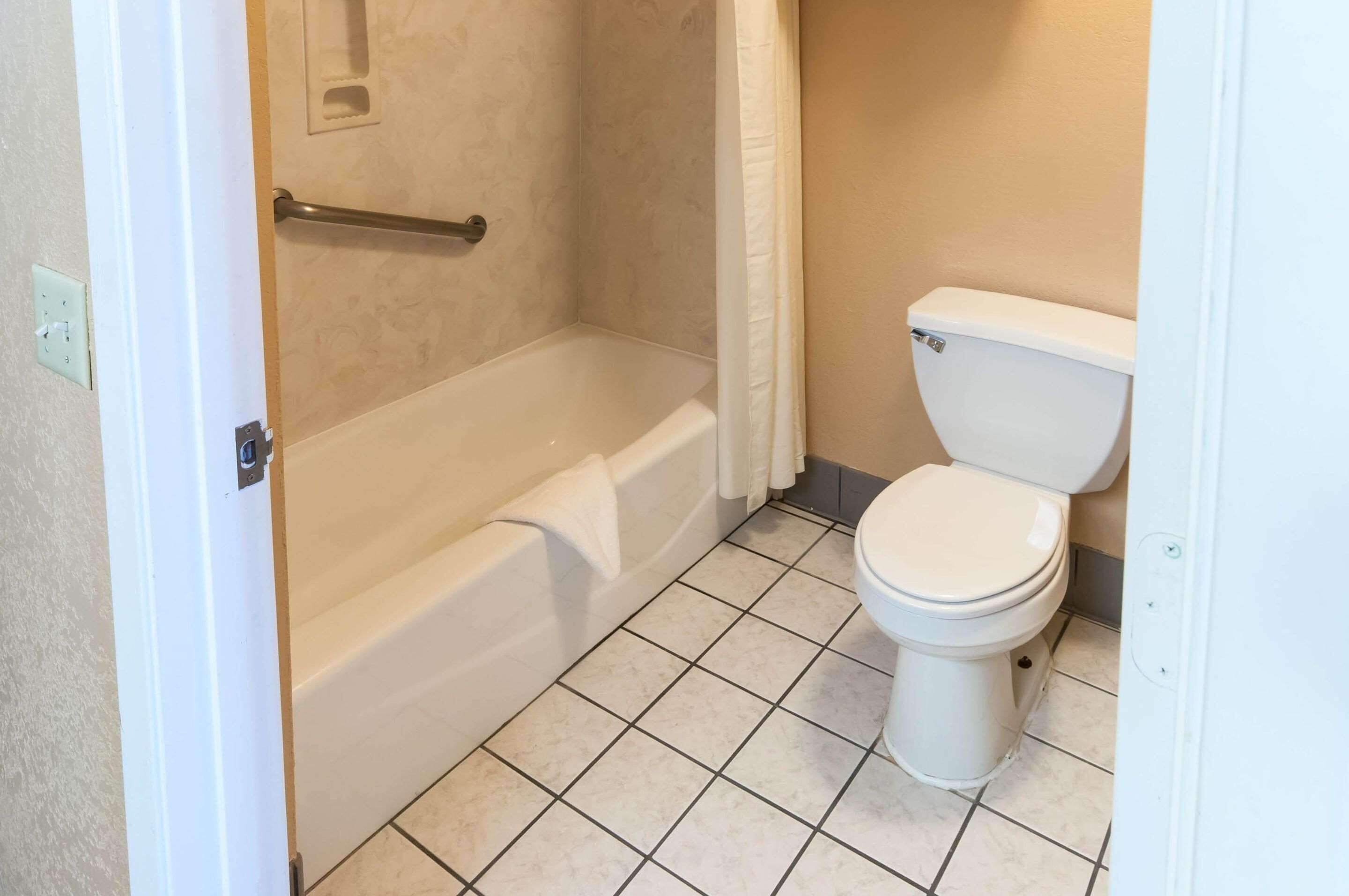 standard king no smoking | bathroom | combined shower/bathtub, hair dryer, towels
