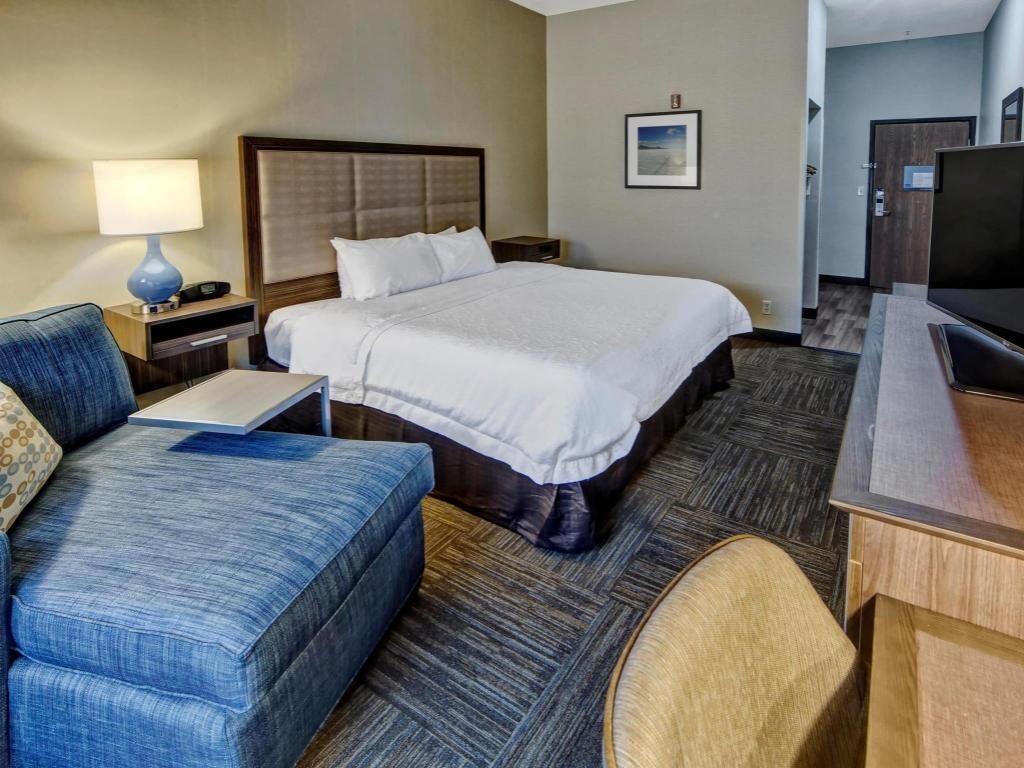 أغطية فراش متميزة وخزنة داخل الغرفة ومكتب ومساحة عمل للكمبيوتر المحمول