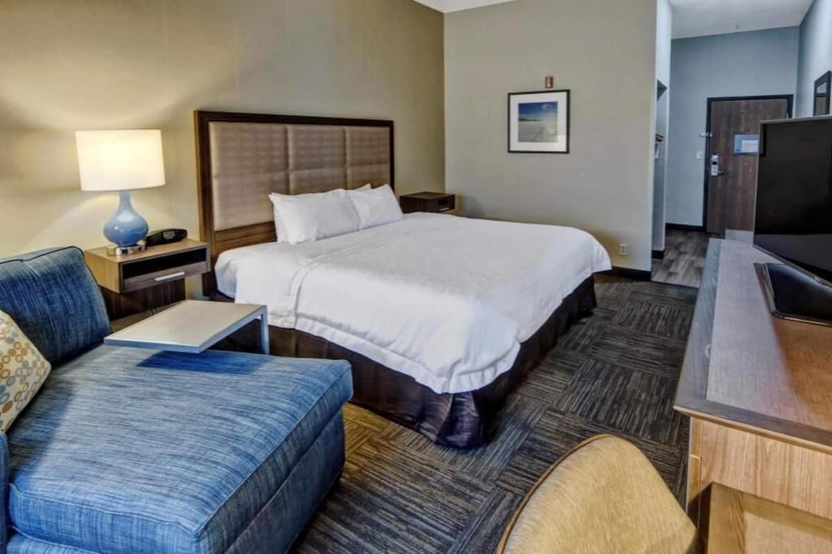 أغطية فراش متميزة وخزنة داخل الغرفة ومكتب ومساحة عمل للكمبيوتر المحمول