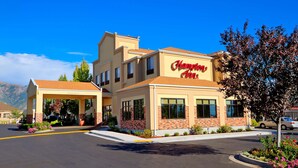 A Hampton Inn hotel with a two-story structure, a covered entrance, and a parking lot. - Hampton Inn Salt Lake City/Layton (Layton)