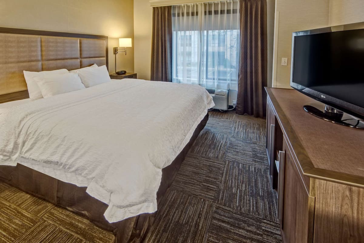 Premium bedding, in-room safe, desk, laptop workspace