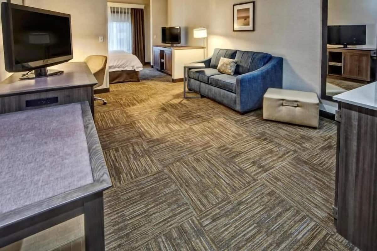 أغطية فراش متميزة وخزنة داخل الغرفة ومكتب ومساحة عمل للكمبيوتر المحمول