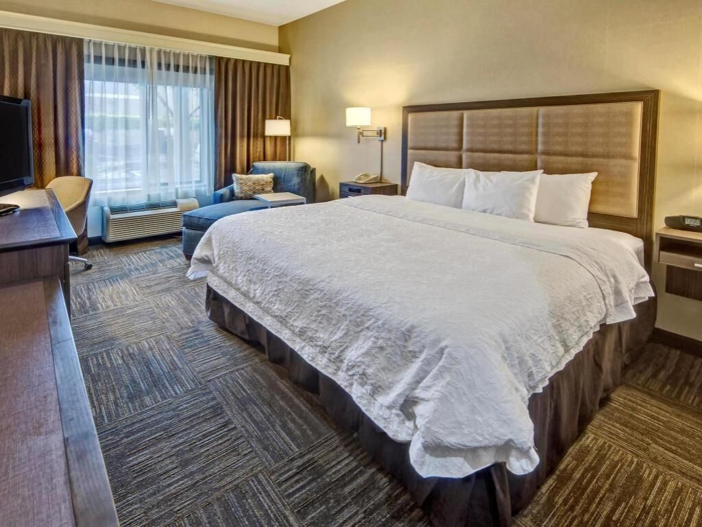 أغطية فراش متميزة وخزنة داخل الغرفة ومكتب ومساحة عمل للكمبيوتر المحمول