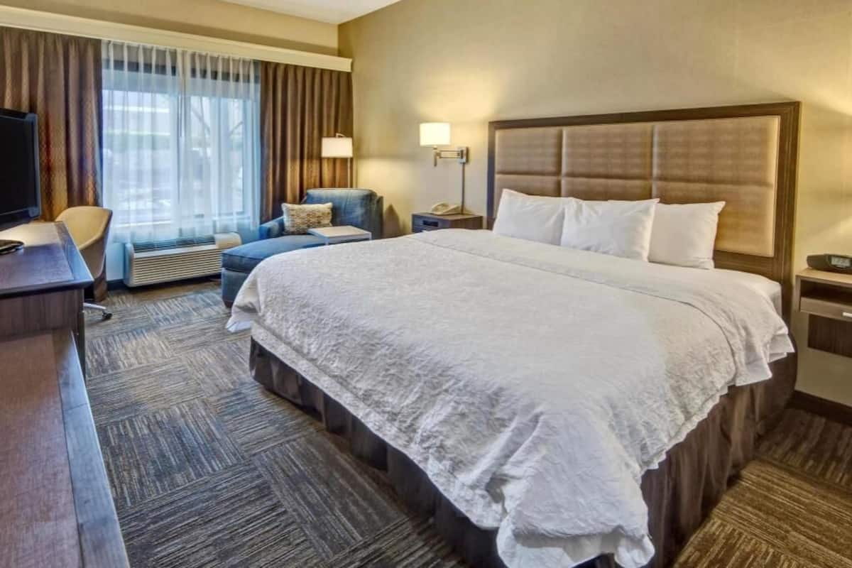 Premium bedding, in-room safe, desk, laptop workspace