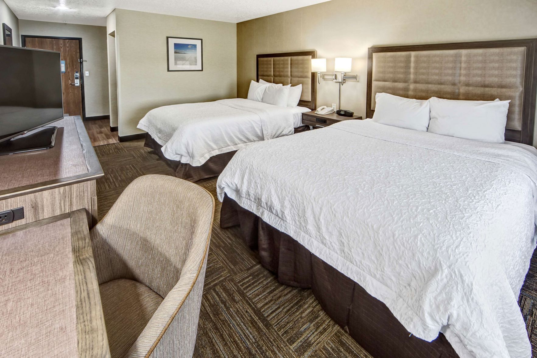 أغطية فراش متميزة وخزنة داخل الغرفة ومكتب ومساحة عمل للكمبيوتر المحمول