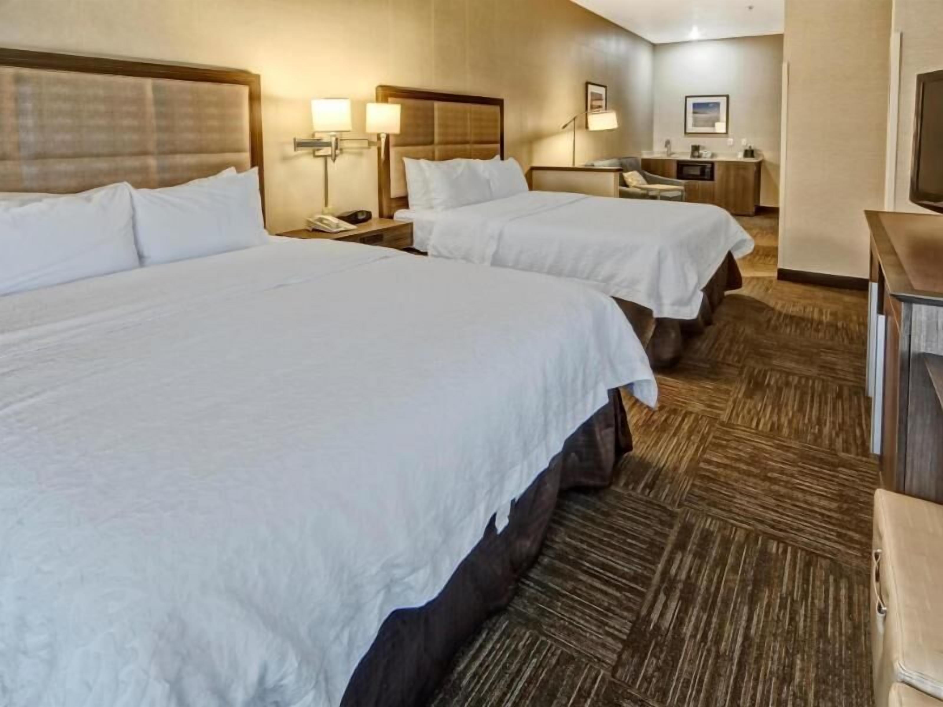 أغطية فراش متميزة وخزنة داخل الغرفة ومكتب ومساحة عمل للكمبيوتر المحمول