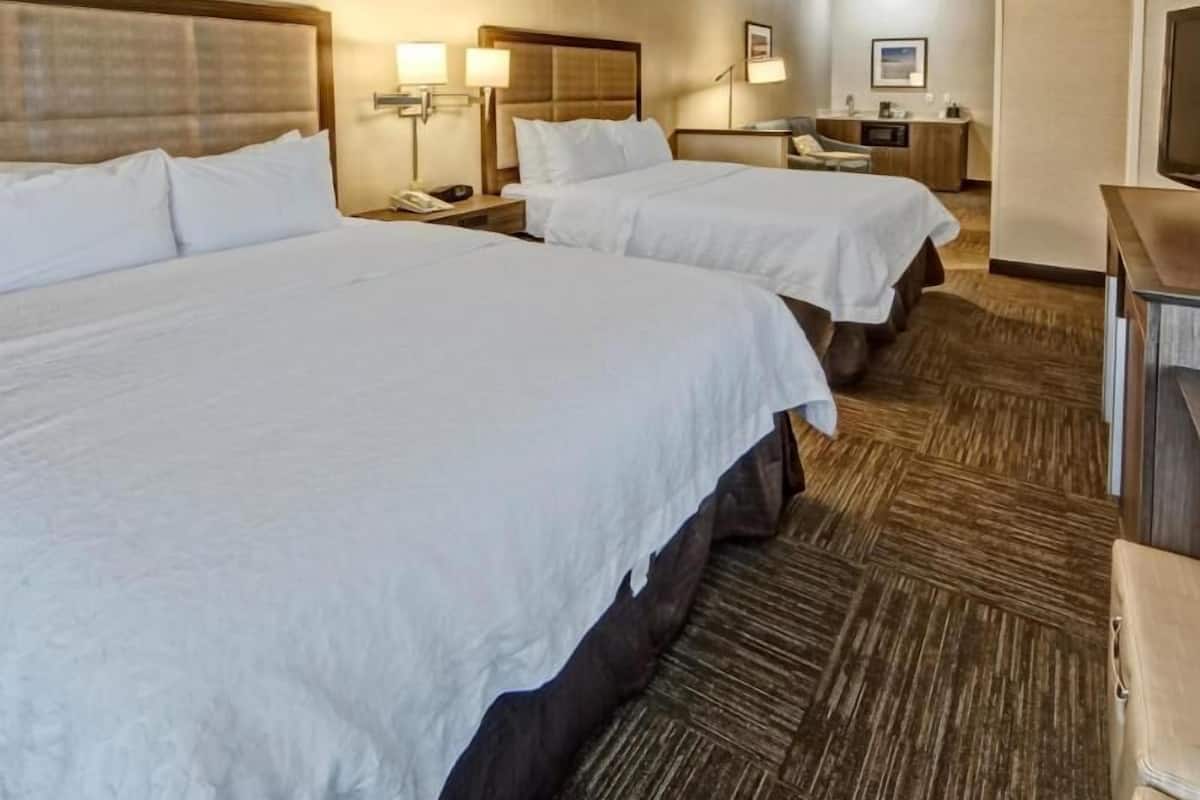 أغطية فراش متميزة وخزنة داخل الغرفة ومكتب ومساحة عمل للكمبيوتر المحمول