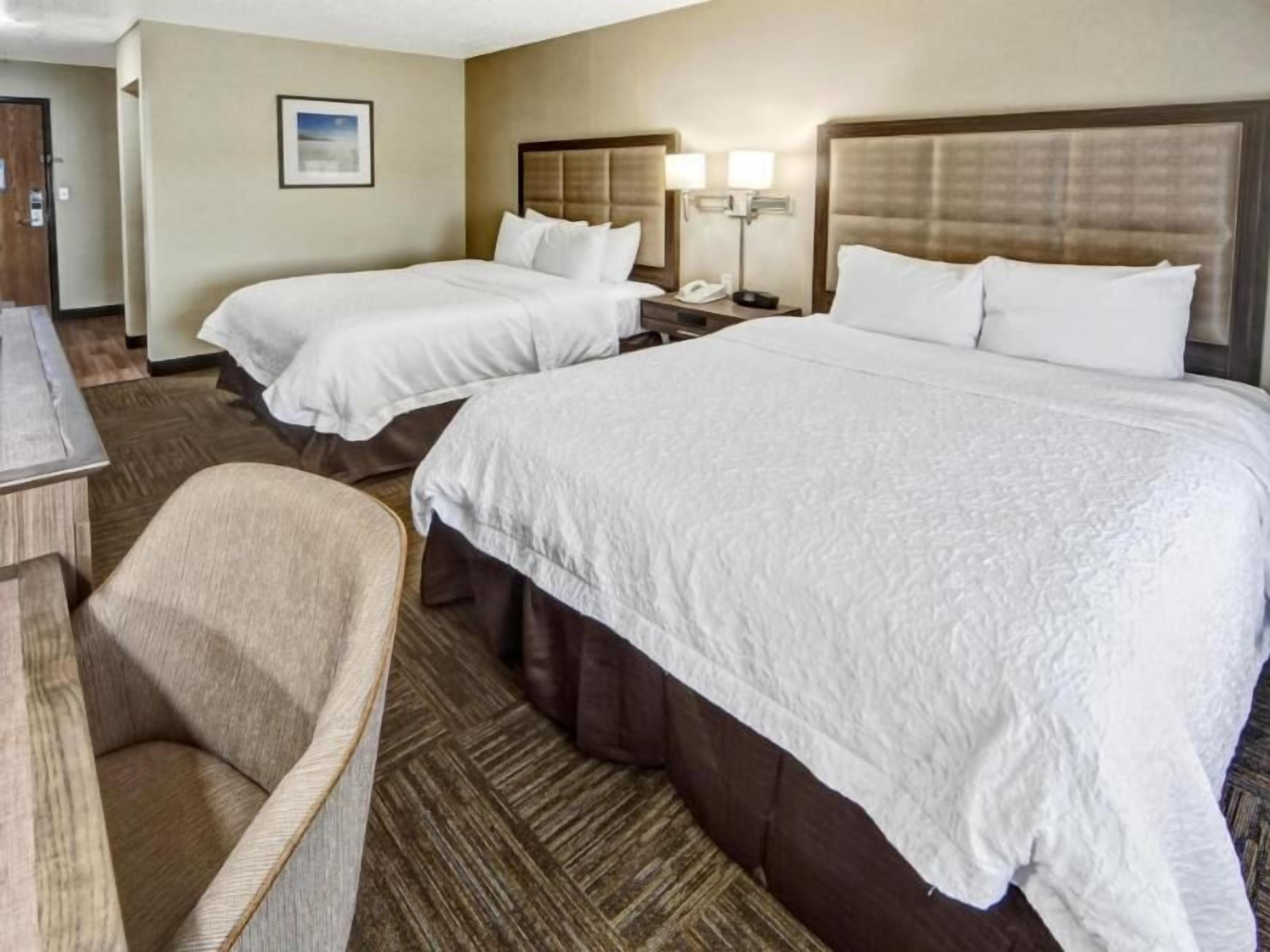 أغطية فراش متميزة وخزنة داخل الغرفة ومكتب ومساحة عمل للكمبيوتر المحمول