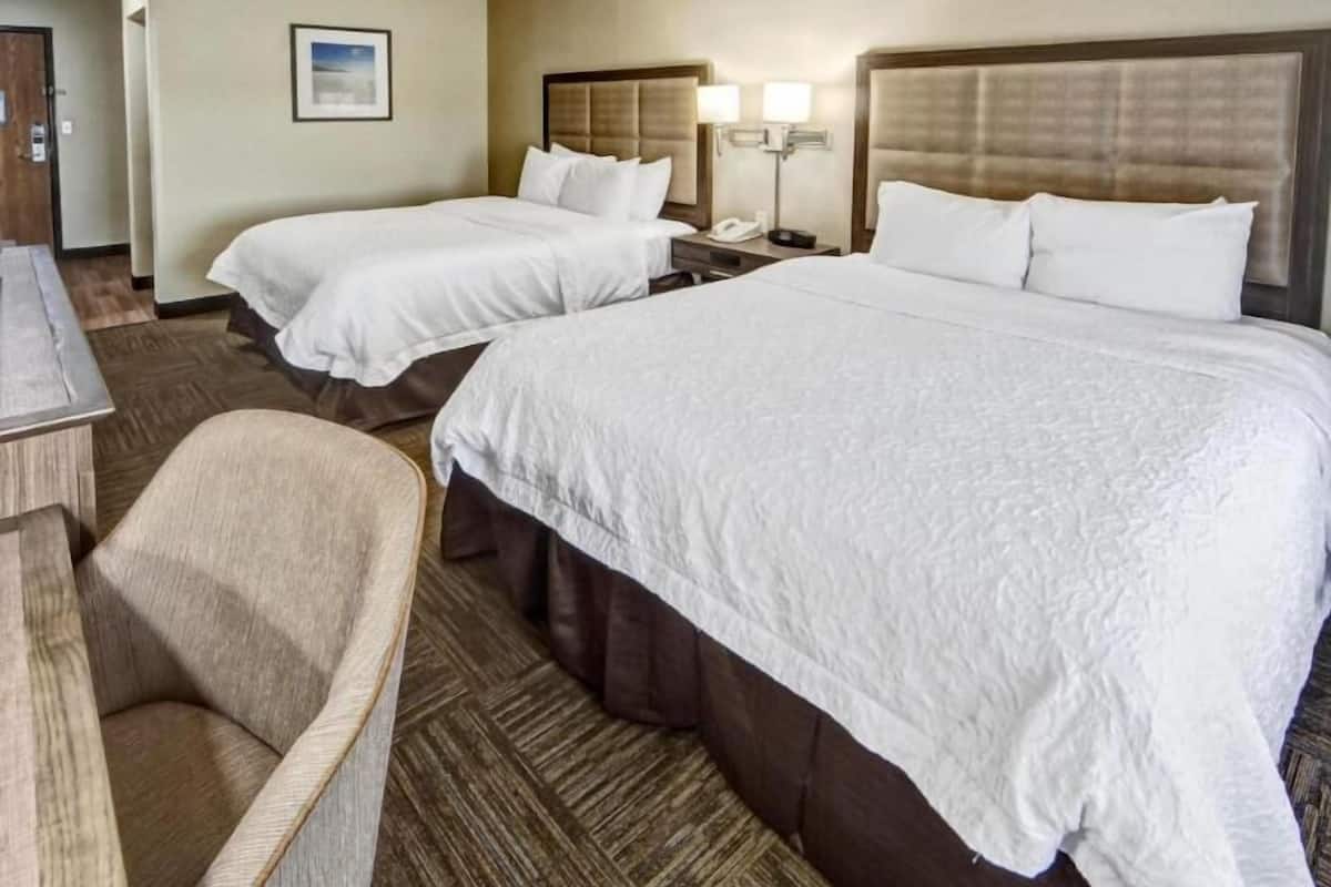 أغطية فراش متميزة وخزنة داخل الغرفة ومكتب ومساحة عمل للكمبيوتر المحمول