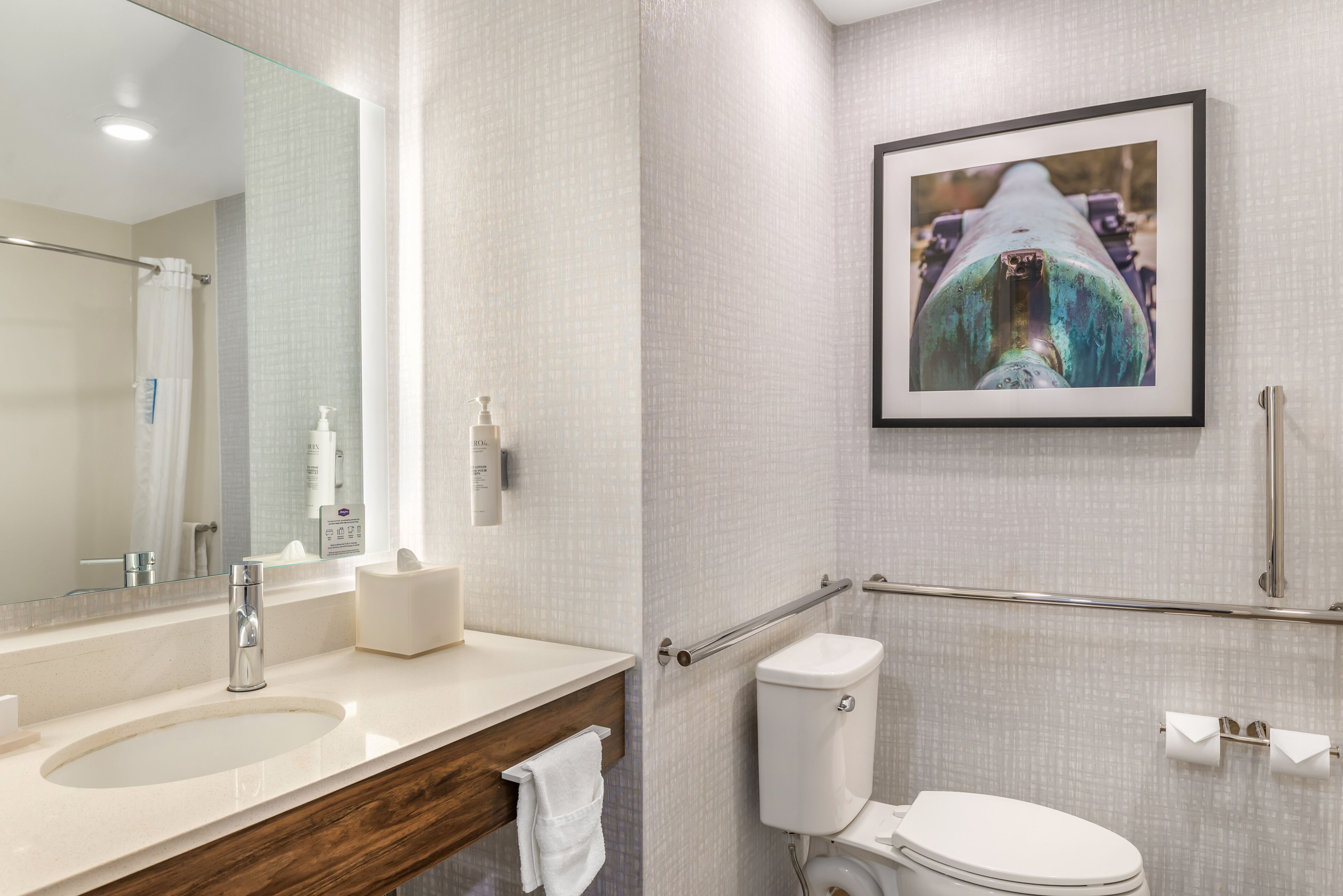 combined shower/bathtub, deep-soaking bathtub, free toiletries