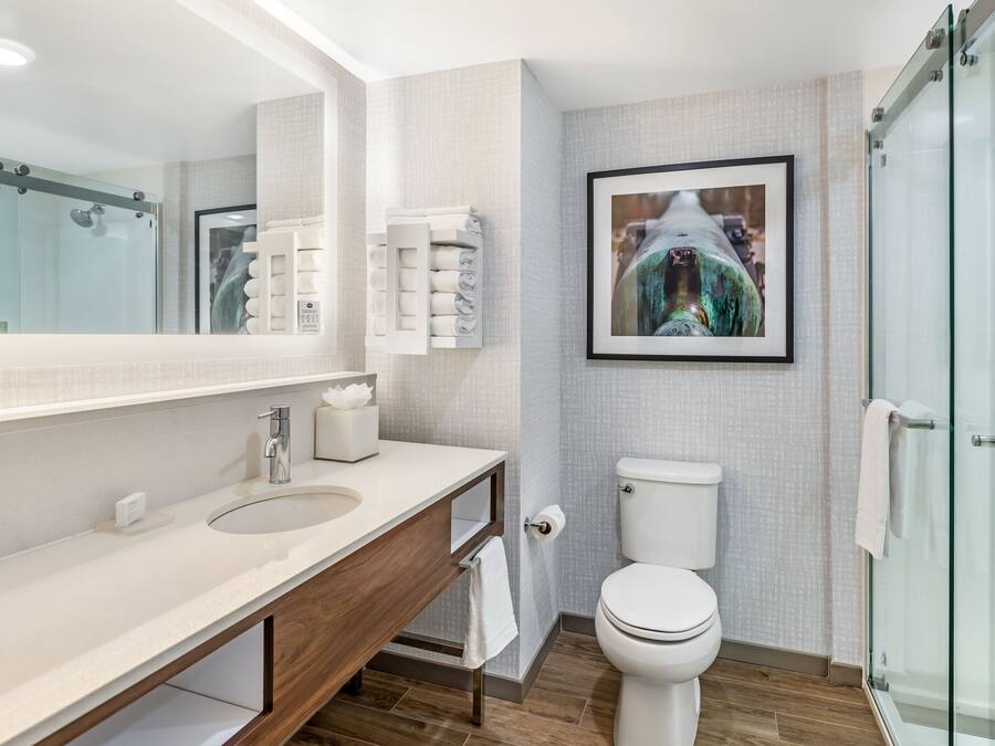 Combined shower/bathtub, deep-soaking bathtub, free toiletries