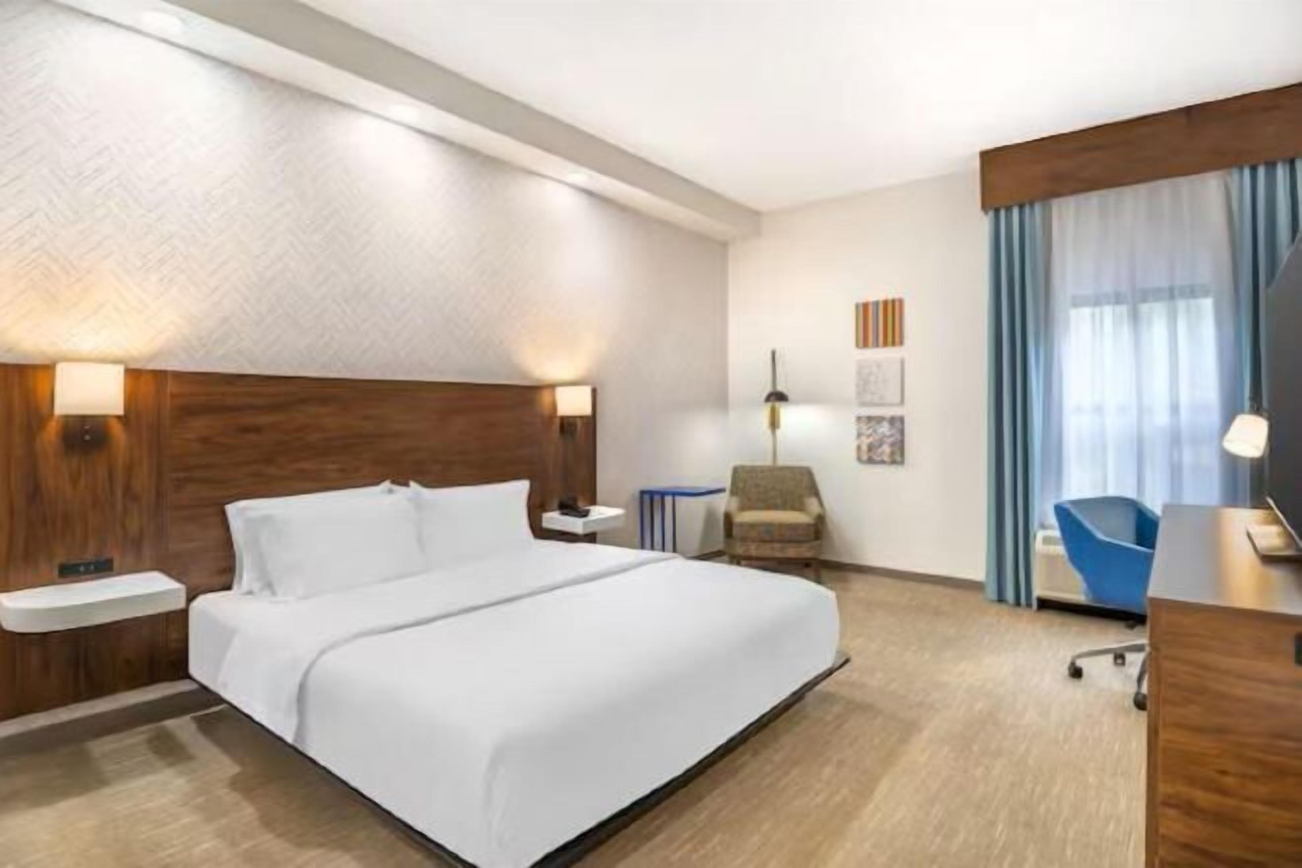 客房内保险箱、办公桌、遮光窗帘、熨斗/熨衣板