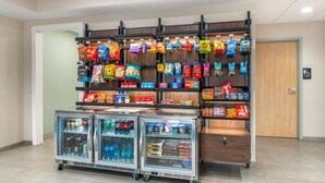 Una exhibición de bocadillos con diversos alimentos y bebidas envasados.