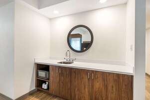 客房内保险箱、办公桌、遮光窗帘、熨斗/熨衣板