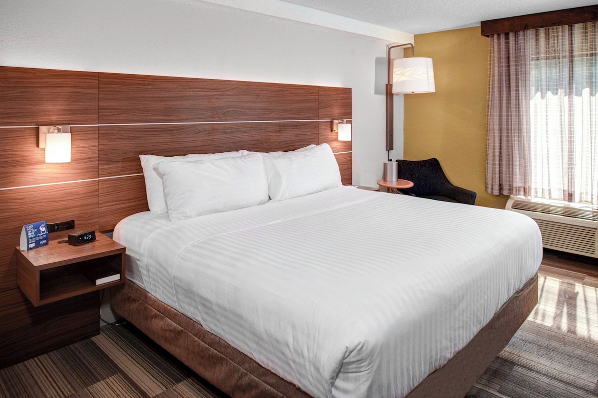 In-room safe, desk, iron/ironing board, cribs (surcharge)