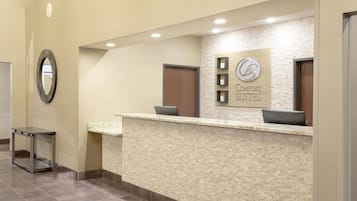 Una mesa de recepción con un cartel que dice 'Comfort Suites'.