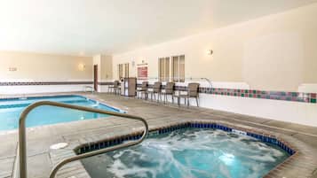 Una piscina techada, sillones reclinables de piscina