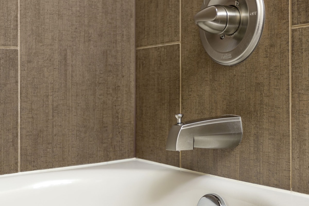 combined shower/bathtub, free toiletries, hair dryer, towels