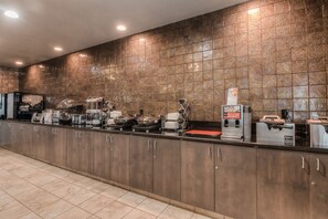 Déjeuner complet gratuit tous les jours