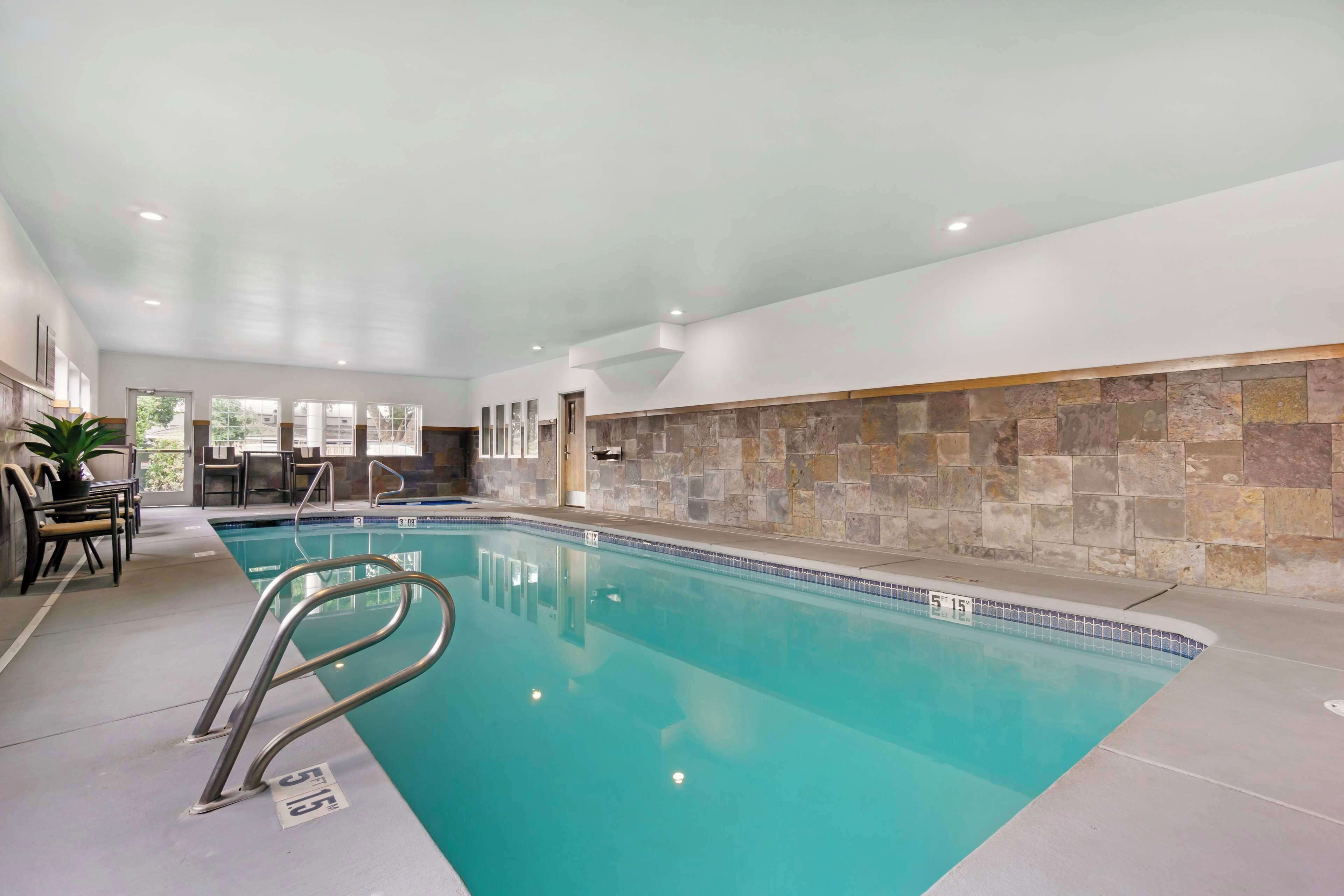 Piscina interna, espreguiçadeiras