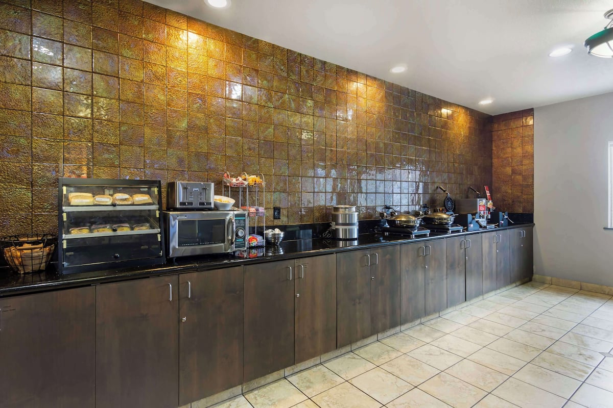 free daily full breakfast