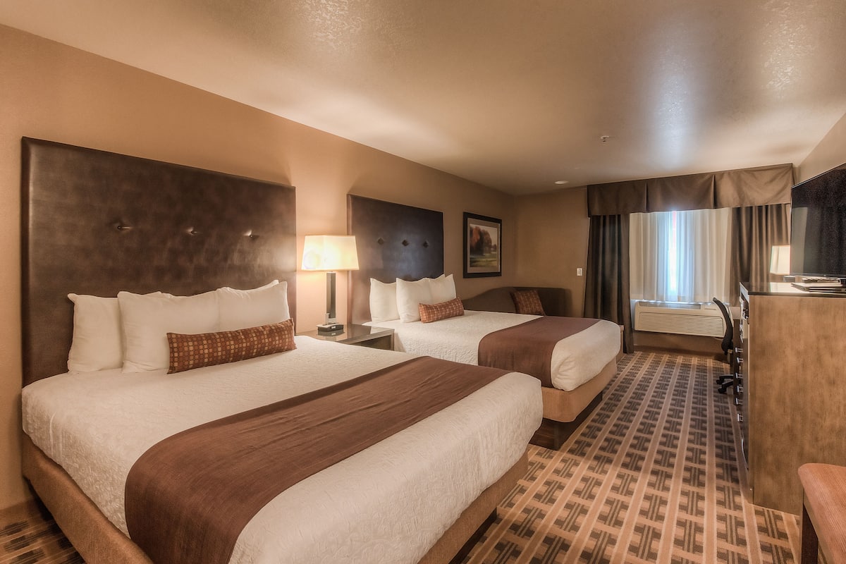 suite, 2 queen beds, non smoking, microwave | iron/ironing board, free wifi, bed sheets