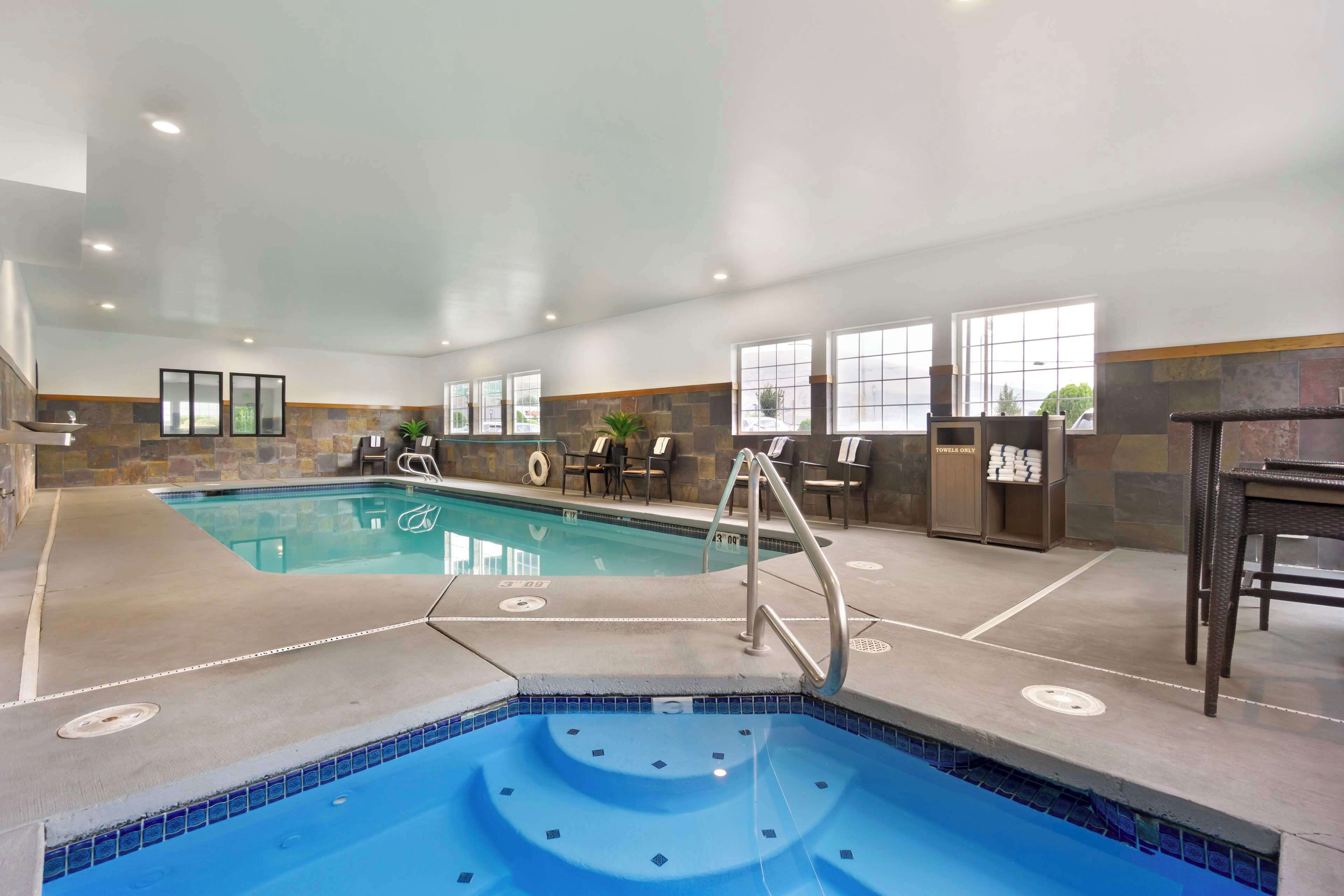 Piscine couverte, chaises longues