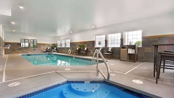 Piscine couverte, chaises longues
