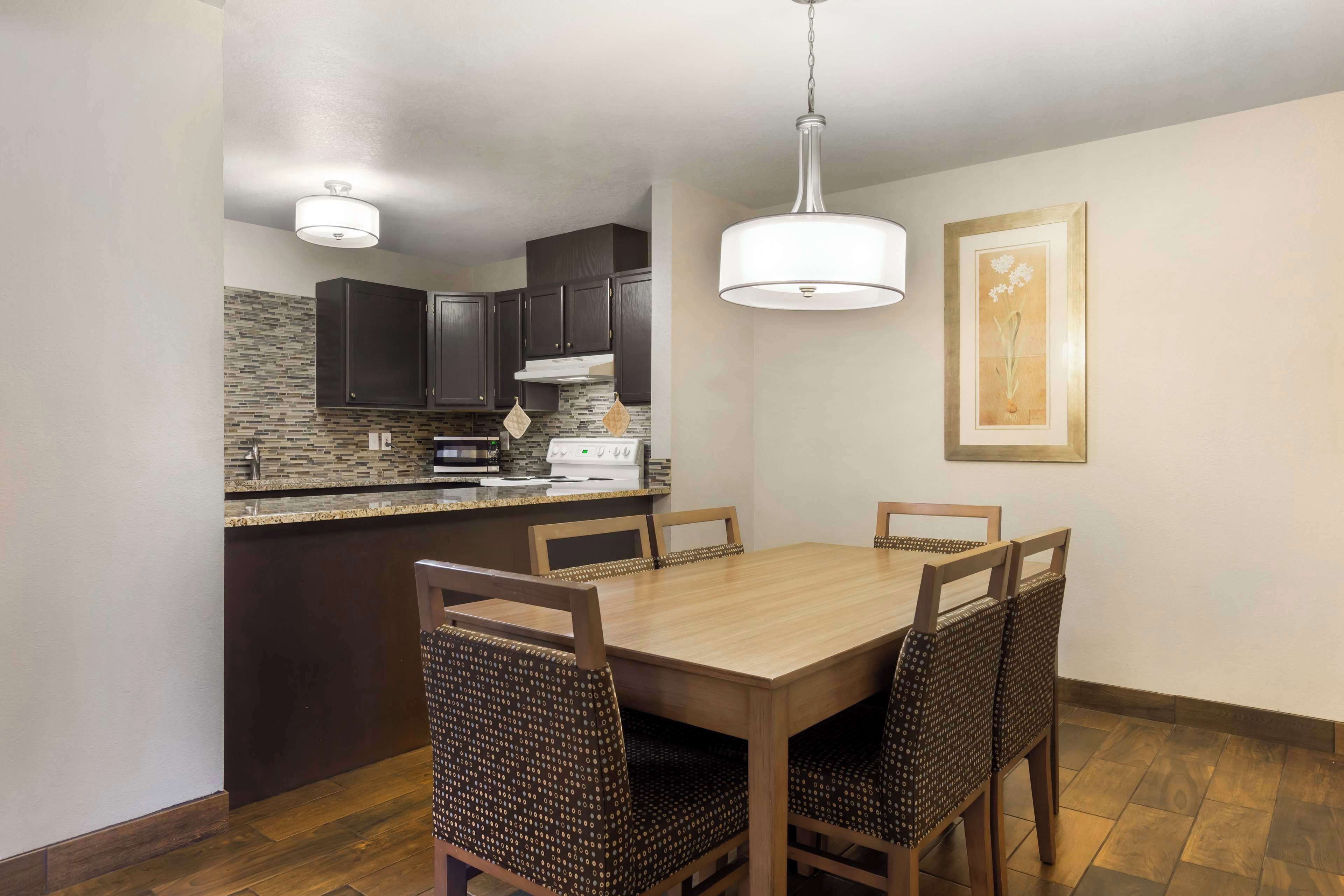 Suite, plusieurs lits, non-fumeurs, cuisine (Living Room, Full Kitchen) | Bureau, espace de travail pour ordinateur portable