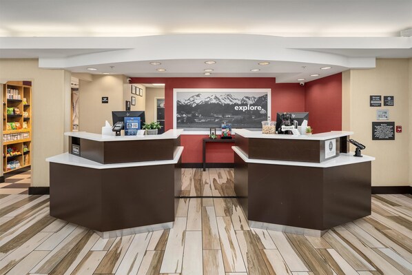 Reception - Hampton Inn & Suites Seattle-North/Lynnwood (Lynnwood)