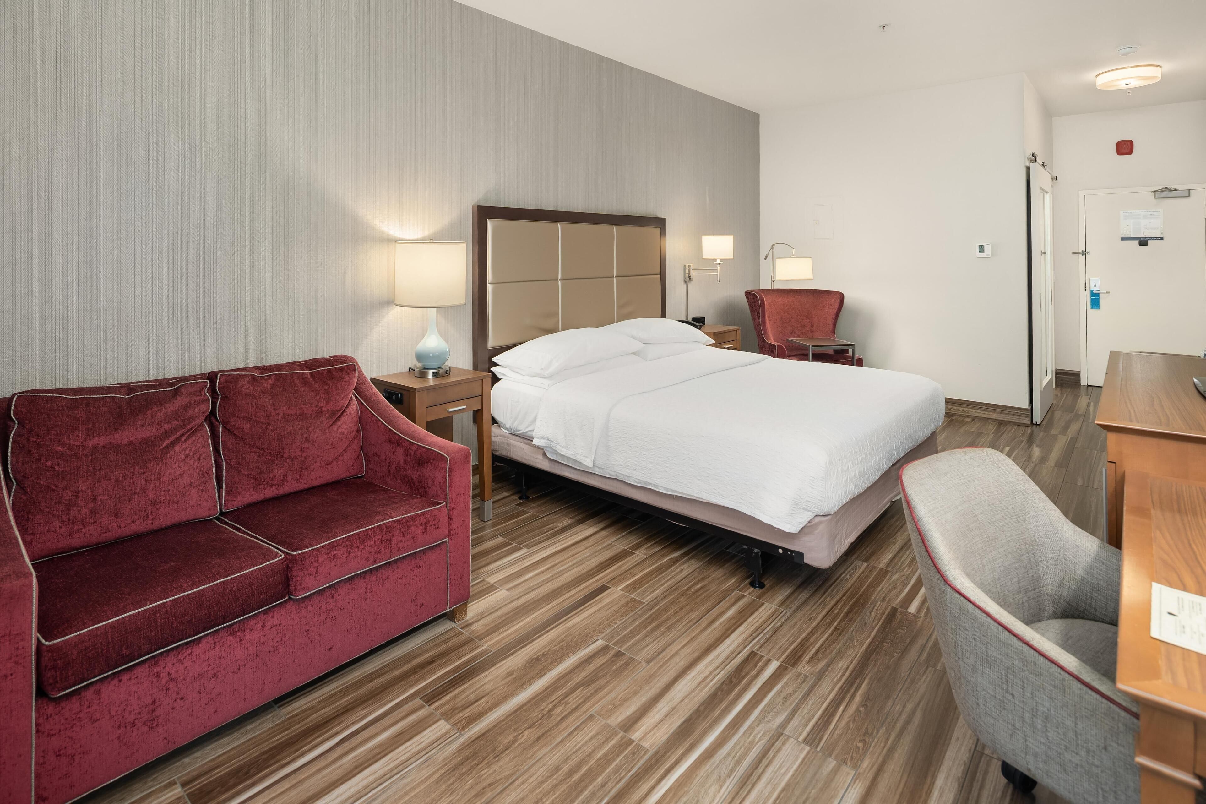 Single Room, 1 King Bed (Mobility & Hearing, 3x3 Shower) | Living area | 42-inch LCD TV with digital channels, TV, pay films