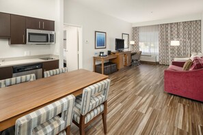 Fridge, microwave, coffee/tea maker - Hampton Inn & Suites Seattle-North/Lynnwood (Lynnwood)