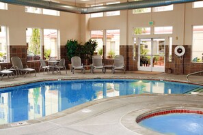 Una piscina cubierta