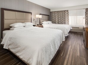 客房内保险箱、办公桌、遮光窗帘、熨斗/熨衣板