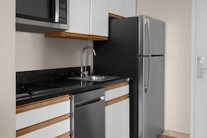 Réfrigérateur, micro-ondes, plaque de cuisson, lave-vaisselle