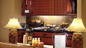 Una cocina con barra de desayuno, estación de café y letrero del menú.