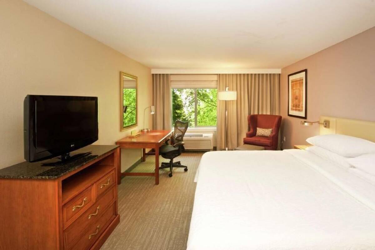 Hypo-allergenic bedding, in-room safe, desk, laptop workspace