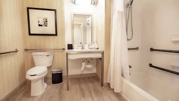 Quarto, 1 cama King, acessível, para não fumantes | Banheiro | Produtos de toalete grátis, secador de cabelo, toalhas de banho