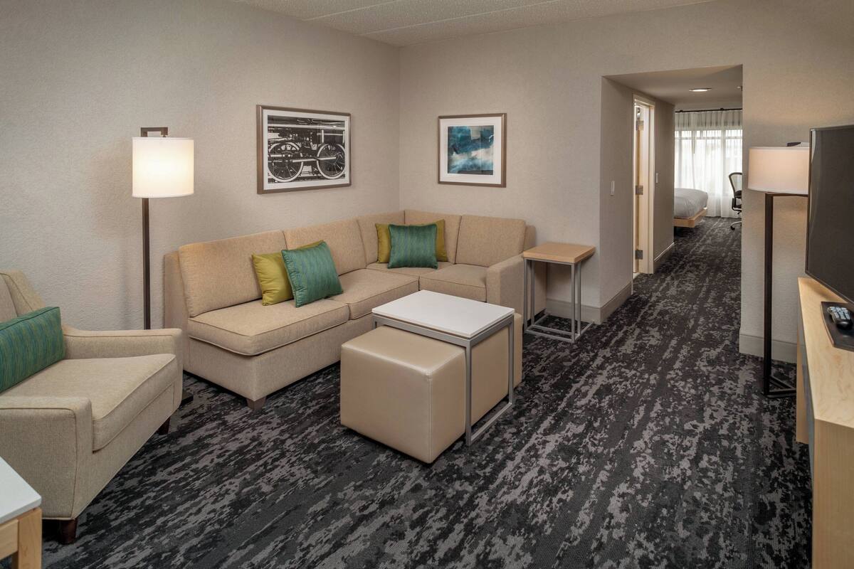 Suite – executive, 1 kingsize-seng med sovesofa | Oppholdsrom | Flatskjerm-TV og filmkjøp