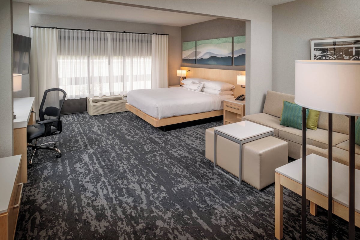 Club Suite, 1 King Bed with Sofa bed | 1 bedroom, in-room safe, desk, laptop workspace
