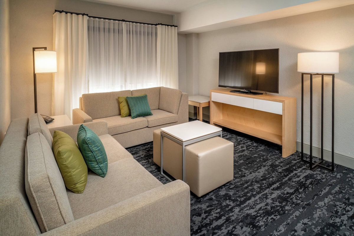 Presidential Suite, 1 Bedroom | Living room | Flat-screen TV, pay films