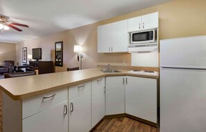 Refrigerador, microondas, parrilla de estufa y cafetera y tetera