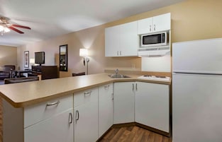 Geladeira, micro-ondas, cooktop, cafeteira/chaleira